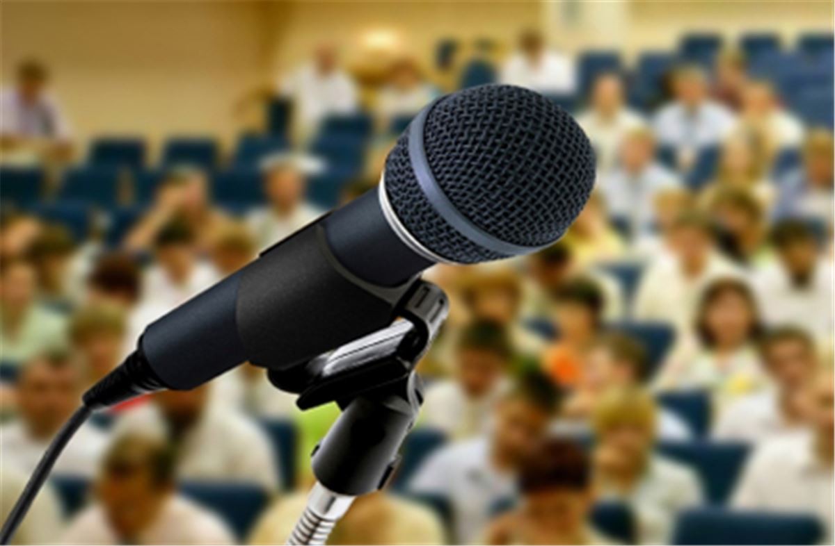 публичные слушания по бюджету. публичные слушания по бюджету. общественные обсуждения. человек перед публикой. публичные слушания.