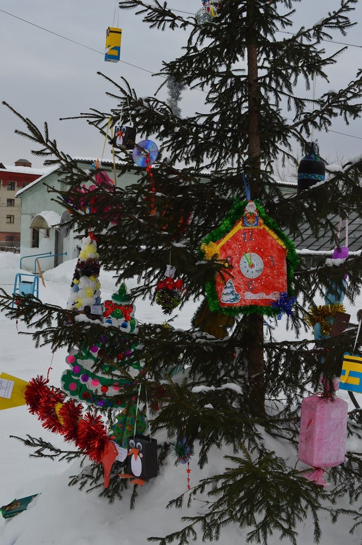 Елка ленинский район 2022 красноярск. Новогодняя ночь 2018. Рождественская елка. Елка маи. Елка до мая.