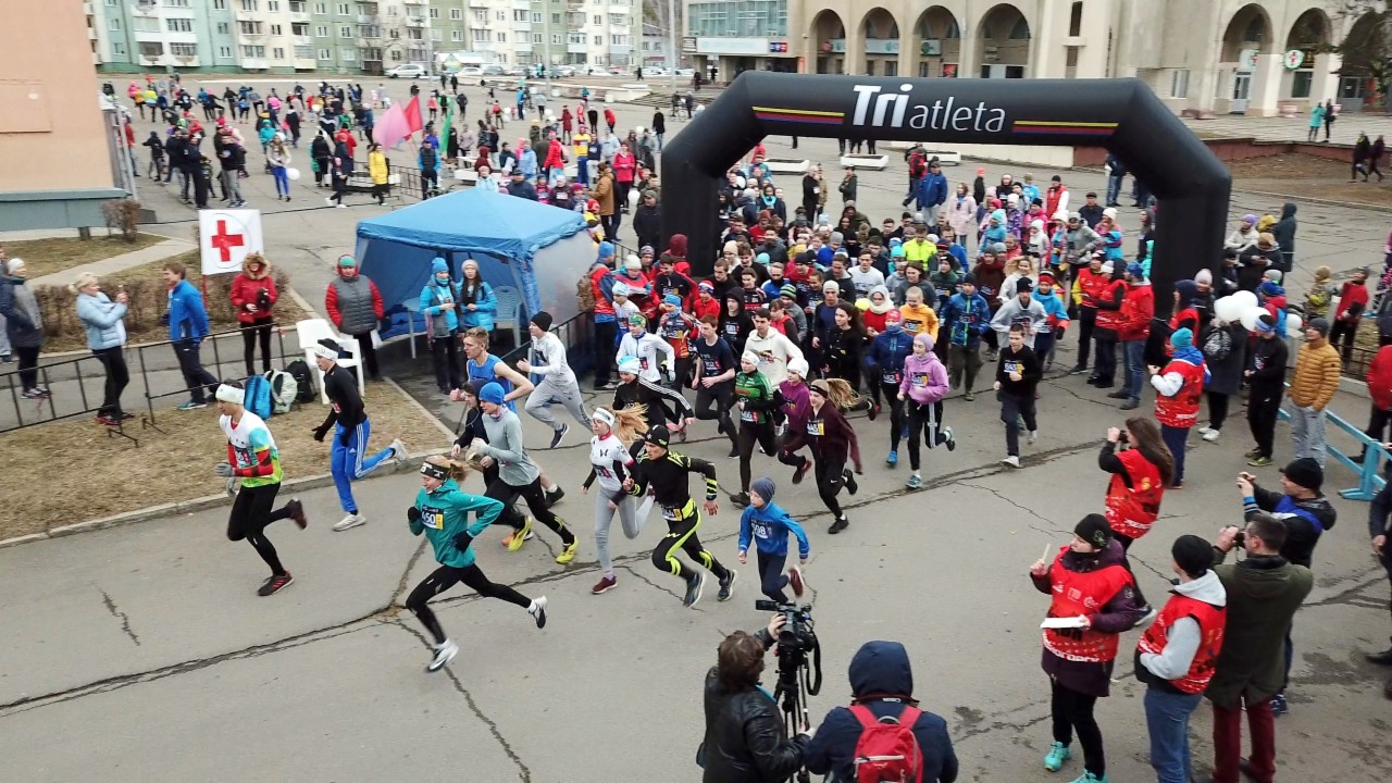 бег подростков. бежать 14. 6 часовой бег. мальчик бежит. студенческий забег.